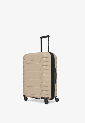 Beiger Hartschalenkoffer mit vier schwarzen Spinner-Rollen, Teleskopgriff, seitlichem Tragegriff und horizontal strukturierten Rillen.