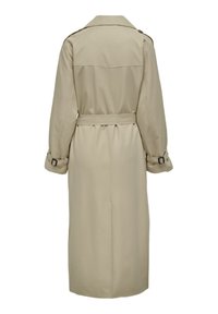 Trench-coat long beige avec ceinture à la taille, épaules boutonnées et poignets à boucles, vu de dos.