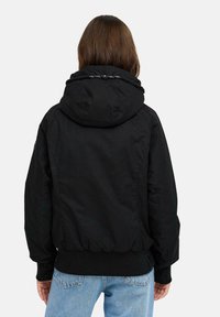 Svart jacka med huva, elastiska ärmslut och midja. Har en dragsko vid halsen och en slät tygstruktur. Standard baksidesdesign.