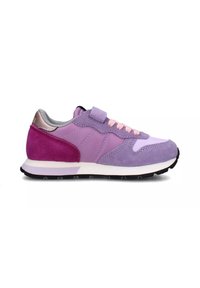 Scarpa sportiva viola con tomaia in suede e tessuto, lacci rosa e un accento rosa sul tallone. Presenta una suola intermedia bianca e una suola esterna nera.