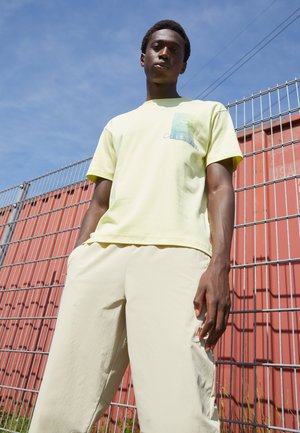 SUMMER CLOUDS GRAPHIC TEE - Printtipaita - citron