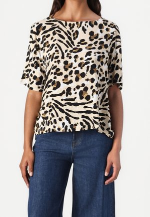 Løvepræget top med korte ærmer, der har en beige baggrund og sorte og gyldne accenter. Tekstureret stof og afslappet pasform.