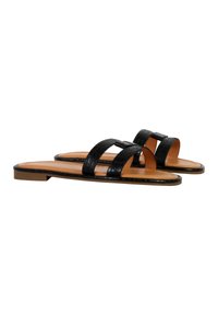 Sorte faux læder slide sandaler med to brede stropper, en flad tan sål og et tekstureret krokodillemønster på stropperne.