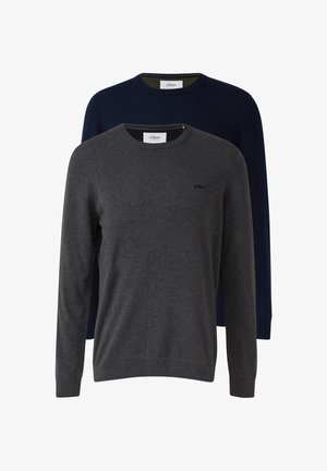 Dwie swetry z długim rękawem w łódźowym kroju, jeden ciemnoszary z przodu, a drugi ciemnoniebieski z tyłu, oba z małym logo s.Oliver na piersi.