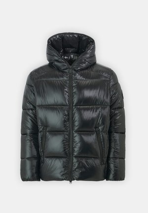 Geacă neagră puffer cu o textură lucioasă, matlasată, glugă și fermoar frontal. Are două buzunare laterale și o siluetă ajustată.