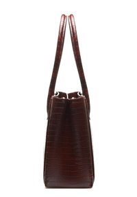 Bruine handtas van leer met krokodillenprint, voorzien van twee hoge handvatten, een gestructureerde rechthoekige vorm en een gladde, glanzende afwerking.