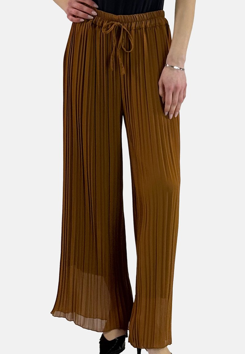 Braune, plissierte, weit geschnittene Hosen mit einem Tunnelzugbund und einem leichten, fließenden Stoff. Der Stoff hat einen leichten Glanz und einen weichen Fall.