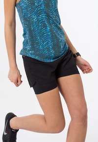 Dri-FIT toppi, jossa on sininen ja musta aaltoasu, yhdistettynä mustiin urheilushortseihin. Molemmat ovat kevyitä ja hikoilua siirtäviä.