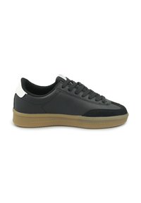 Sneaker in pelle nera con suola in gomma testurizzata, punta rotonda, design con lacci e un accento bianco sul tallone. Finitura liscia e elegante.
