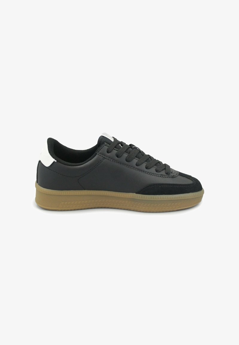 Sneaker in pelle nera con suola in gomma testurizzata, punta rotonda, design con lacci e un accento bianco sul tallone. Finitura liscia e elegante.