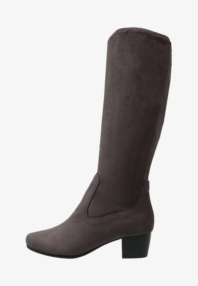 Bota de ante gris hasta la rodilla con punta redonda, detalle de corte lateral y tacón bajo. Textura suave y acabado liso.