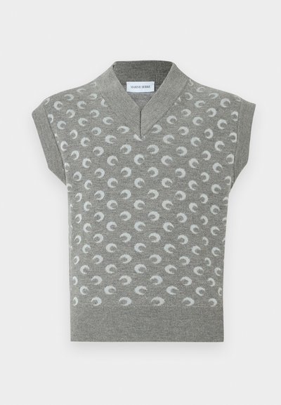 Γκρι πλεκτό αμάνικο τοπ με V-λαιμόκοψη, με επαναλαμβανόμενο μοτίβο λευκής σελήνης και ριμπ στις άκρες.