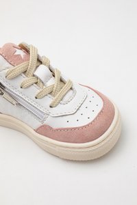 Hvide lædersneakers med lyserøde suede accenter, rund tå, struktureret gummisål, beige snørebånd og lynlåsdetalje på siden.