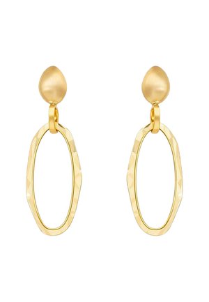 Pendientes colgantes de tono dorado con tachuelas ovaladas mates y aros ovalados abiertos martillados colgando debajo sobre un fondo blanco.