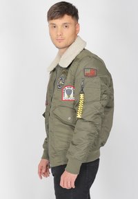 TOP GUN MIT KUNSTFELLKRAGEN - Vinterjacka - olive