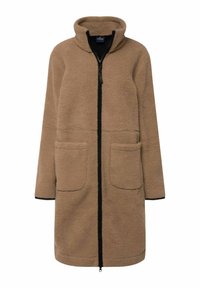 Ruskea fleece-takki korkealla kauluksella, etuvetoketjulla ja kahdella suurella taskulla. Korostettu mustilla reunuksilla reunoissa ja hihoissa.