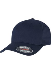Sötétkék baseballsapka pamut keverék anyagból. Ívelt napellenzővel és lekerekített koronával rendelkezik, díszvarrással. Flexfit márkás címke.