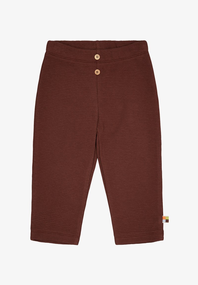 Bruine, geribbelde kinderbroek met een brede tailleband, twee houten knopen aan de voorkant en een klein veelkleurig label aan de zijkant.