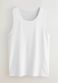 Fehér, ujjatlan pamut trikó kerek nyakkivágással és sima textúrával, egyenes szegéllyel, további minták vagy díszítések nélkül.