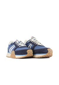 Marina och ljusblåa sportskor med mocka- och meshmaterial, tre vita ränder och sula i gummigummi. Texturerade detaljer finns.