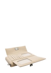 Beżowy skórzany portfel z zamkiem błyskawicznym, wewnętrznymi przegródkami na karty oraz dwoma przezroczystymi okienkami na dowody tożsamości. Gładka faktura z srebrnym akcentem metalowym.