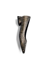 Escarpin à bout pointu en cuir imprimé serpent, présentant un petit talon carré et une surface texturée avec des nuances de beige et des accents noirs.
