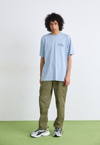 Carhartt WIP STAMP - Triko s potiskem - misty sky/black