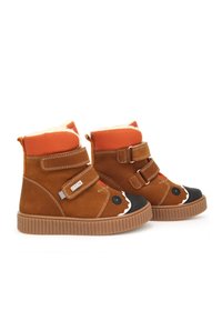 Bruine suede laarzen met oranje textiele manchet, voorzien van dubbele klittenbandsluitingen, zwarte rubberen neuzen en decoratieve dierengezichten.