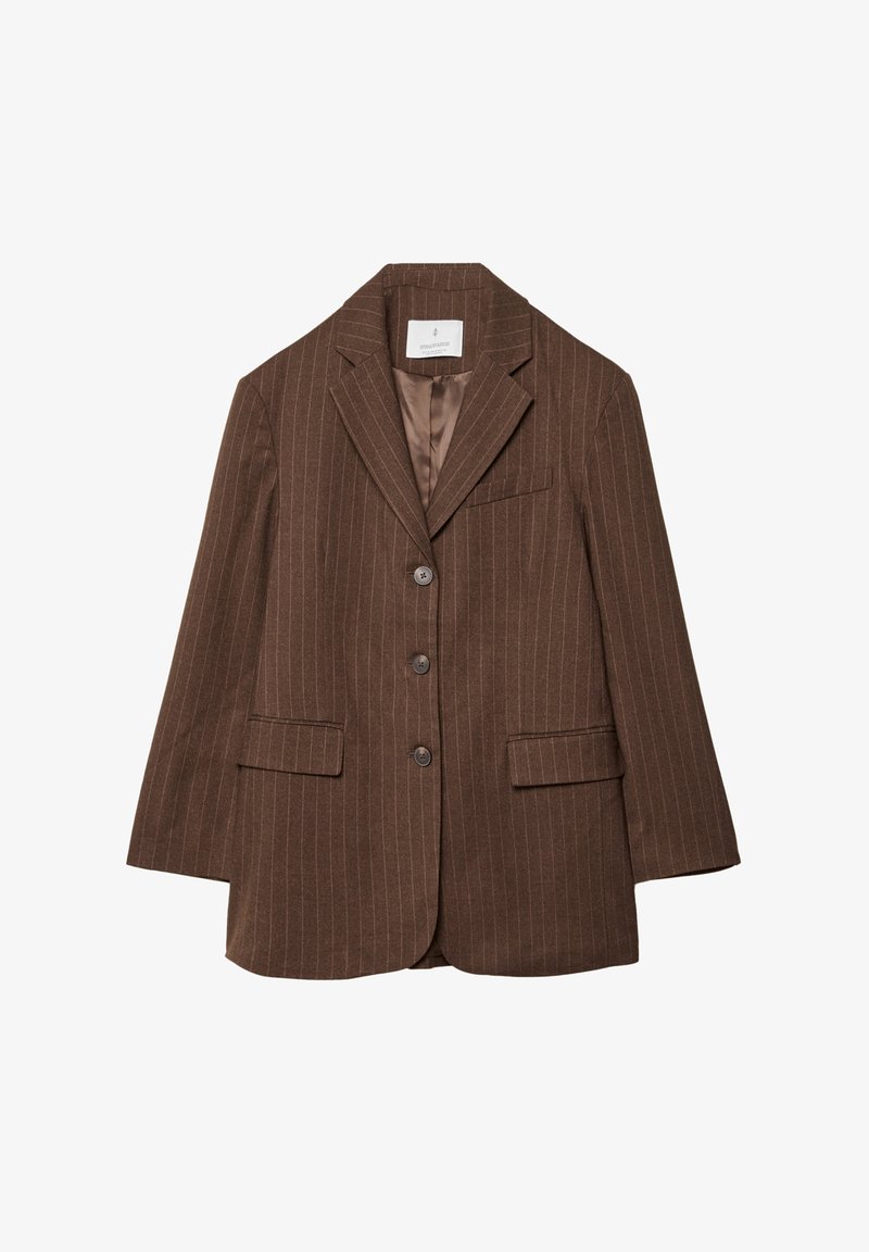 Rjav blazer s pinstripi, z obrobljenim reverjem, tremi sprednjimi gumbi, dvema žepoma in gladkim satenskim podloženjem.