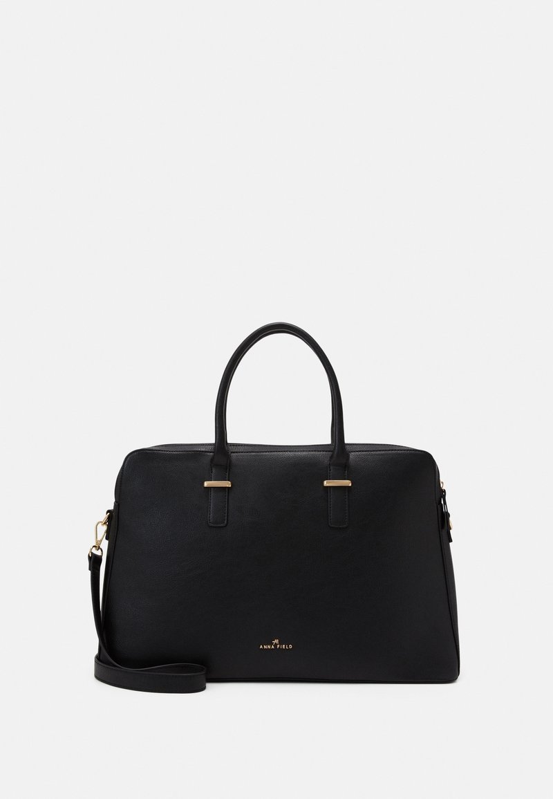 Sac à main structuré noir en matériau synthétique texturé. Comprend deux poignées supérieures, une bandoulière amovible et des accents dorés.