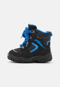 Czarne zimowe buty z niebieskimi akcentami, z teksturowanym syntetycznym wierzchem, grubą gumową podeszwą i kontrastującymi sznurówkami. Zauważalne elementy designu po bokach.