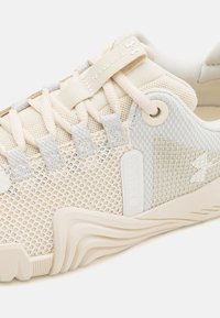 Under Armour REIGN 6 - Chaussures fitness - ivory dune/stone/white