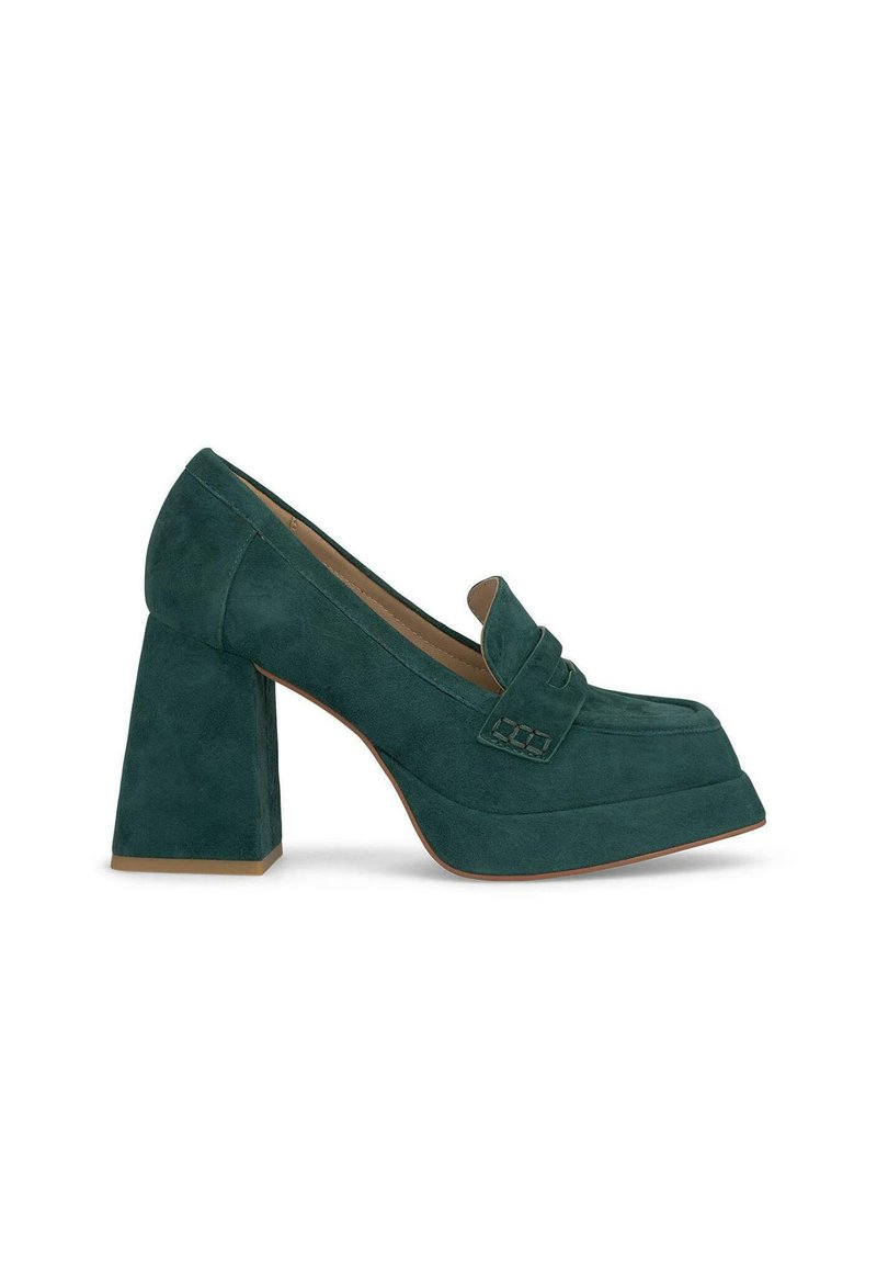 Mocassini in suede verde con piattaforma, punta quadrata e tacco largo. Cuciture dettagliate sulla parte superiore e fodera interna liscia.