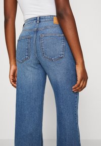 Pieces PCPEGGY WIDE PANT - Sirgete säärtega teksad - medium blue denim