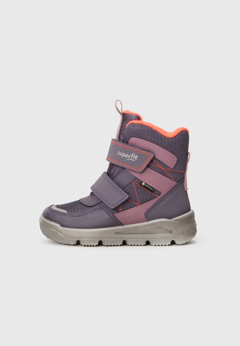 Botte d'hiver montante pour enfant en violet et rose avec doublure orange, deux bandes velcro, semelle en caoutchouc et étiquette Gore-Tex pour l'imperméabilité.