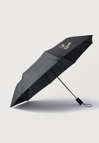 Čierny dáždnik s skladacím dizajnom, ktorý má hladký povrch a zakrivenú rúčku. Na plášti je pozoruhodný zlatý text.