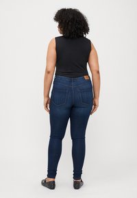 ONLY Carmakoma CARTHUNDER LIFE - Jeans Skinny Fit - dark blue denim