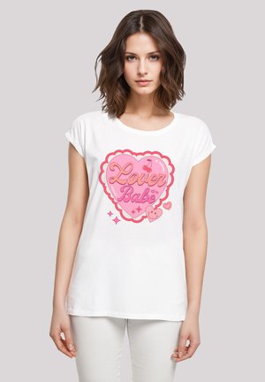 Weißes Kurzarm-T-Shirt mit einem großen pinken Herzgrafik, auf dem "Lover Babe" steht, sowie Kirschen und kleinen dekorativen Herzen.