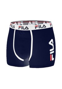 Boxer shorts bleu marine avec une ceinture élastique blanche portant la marque "FILA". Comprend un contour blanc contrastant le long de la jambe.
