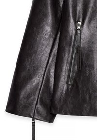 Giacca in finta pelle nera con superficie strutturata, design asimmetrico e cerniere argentate con bottoni di apertura sulle maniche.