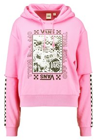 Sudadera recortada rosa con un estampado gráfico negro que presenta el logo de Vans. Las mangas tienen un patrón de tablero de ajedrez y capucha con cordones. Textura suave.