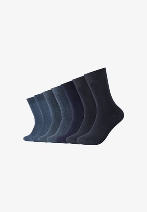 Paket mit acht Paar Socken in verschiedenen Blau- und Marine-Tönen. Das Material scheint weich zu sein und hat gerippte Bündchen sowie eine glatte Textur.