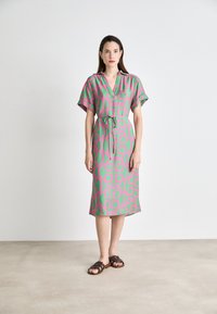 GANT MONOGRAM CAFTAN - Vardagsklänning - perky pink