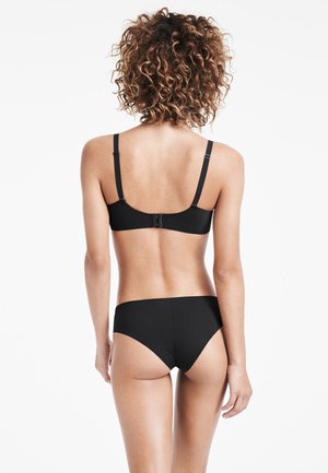 Zwart bikini set met een eenvoudig ontwerp, verstelbare banden en een haaksluiting op de rug. Glad materiaal en minimale bedekking.
