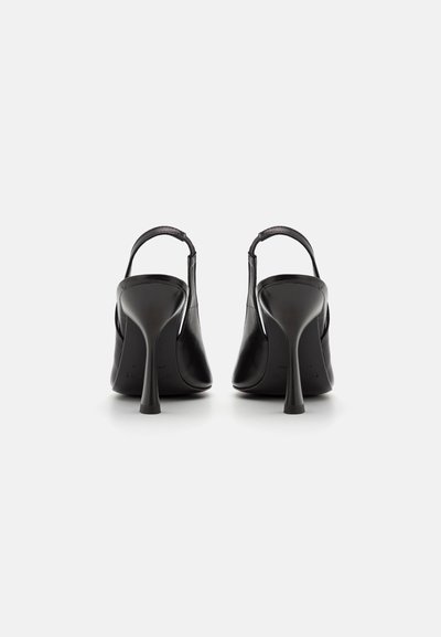 Mustad nahast kõrge kontsaga slingi kingad terava varbaga ja saleda stilettokontsaga. Sile tekstuur, minimalistlik disain, nähtavaid aktsente pole.