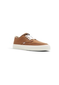 Sneaker in tela marrone a metà altezza con lacci bianchi e suola in gomma bianca spessa, mostrata da un angolo su uno sfondo bianco.