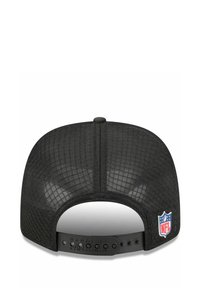 Schwarze Mesh-Cap mit gebogenem Schirm, ausgestattet mit einem verstellbaren Riemen und einem kleinen NFL-Logo-Patch. Das Rückendesign hat ein strukturiertes Muster.