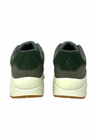 Zapatillas de ante y cuero verde con una media suela blanca y suela de goma texturada. La vista trasera muestra un collar acolchado y detalles del logotipo.