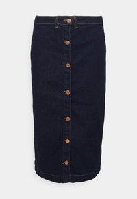 Mörk denimbent kjol med en knappstängning framtill, kopparknappar och rak skärning. Har tonal sömnad och en lätt fåll nertill.