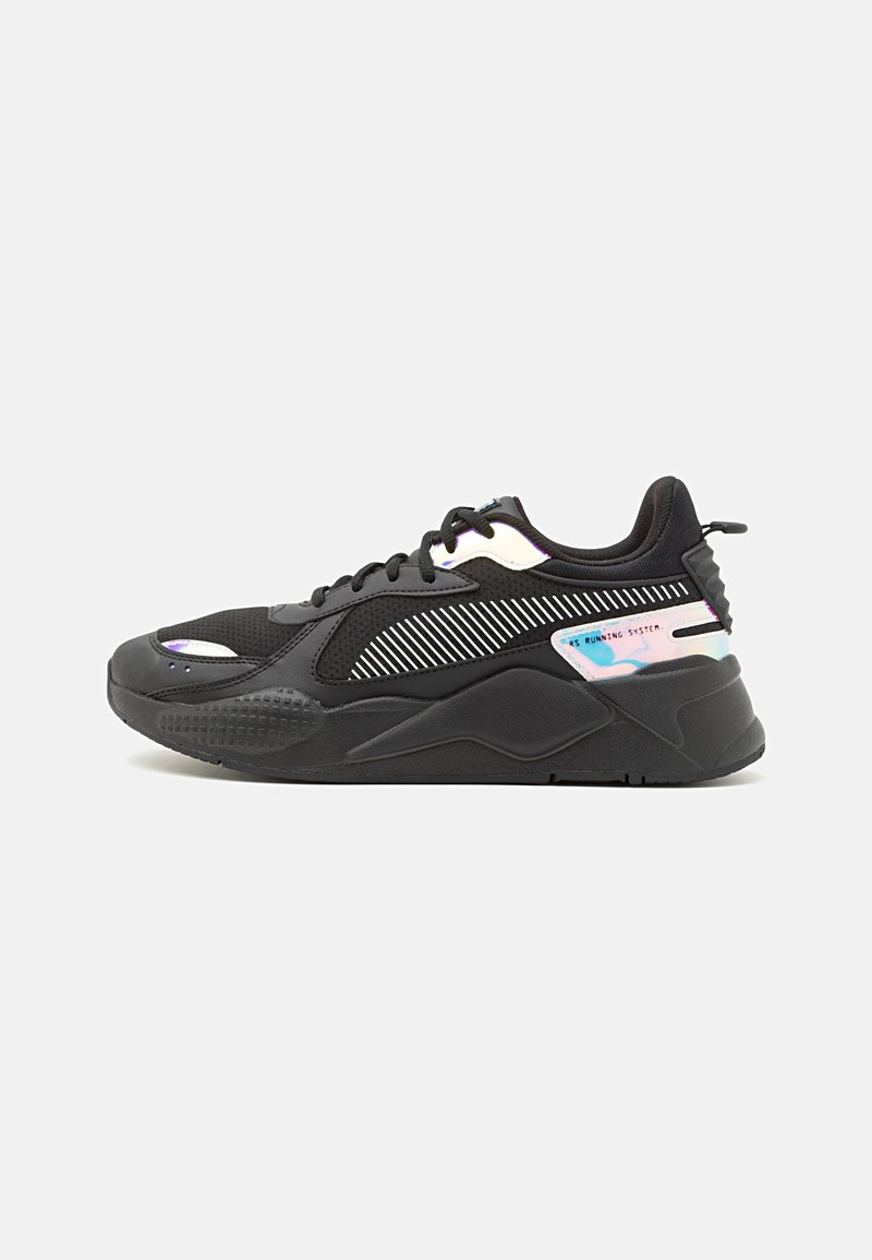 Schwarzer Sportschuh mit dicker Sohle, Obermaterial aus Mesh und Synthetik, schimmernde Akzente und gestreiftes Seitenmuster vor weißem Hintergrund.